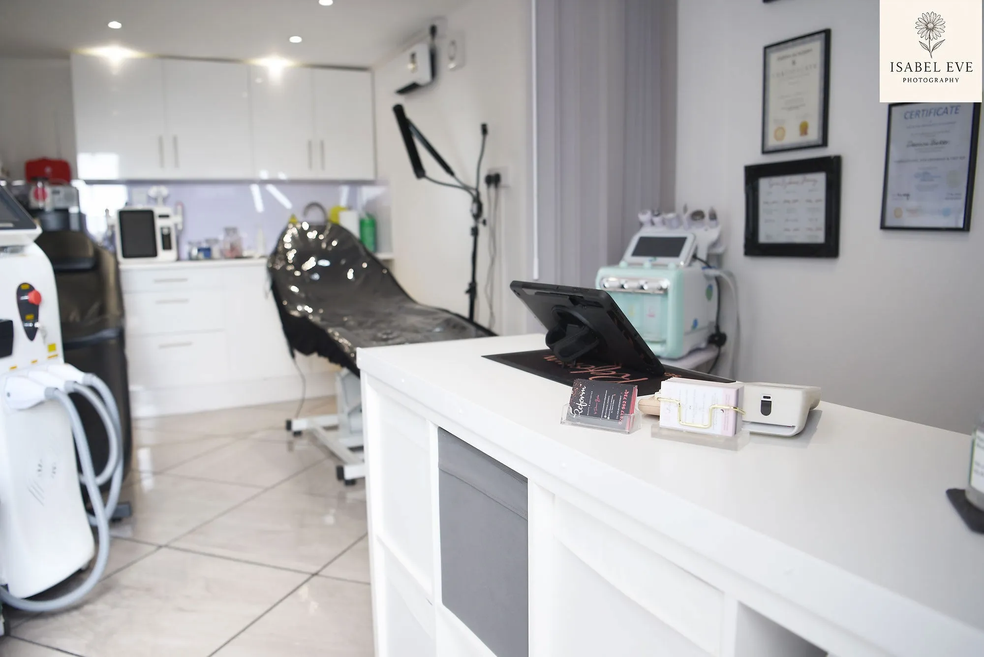 A salon with a white counter top and chairs.